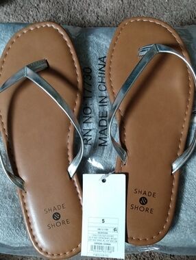 Shade & Shore Women's Silver Strap Tan Flip Flops